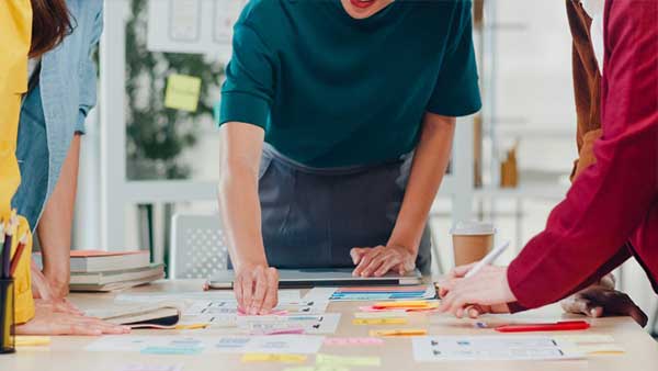 Equipo de personas trabajando sobre mesa