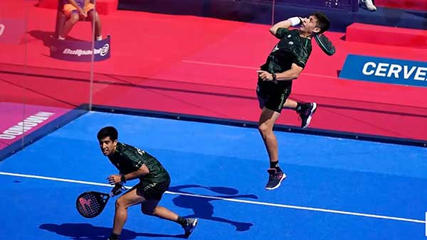 Jugadores en cancha de pádel